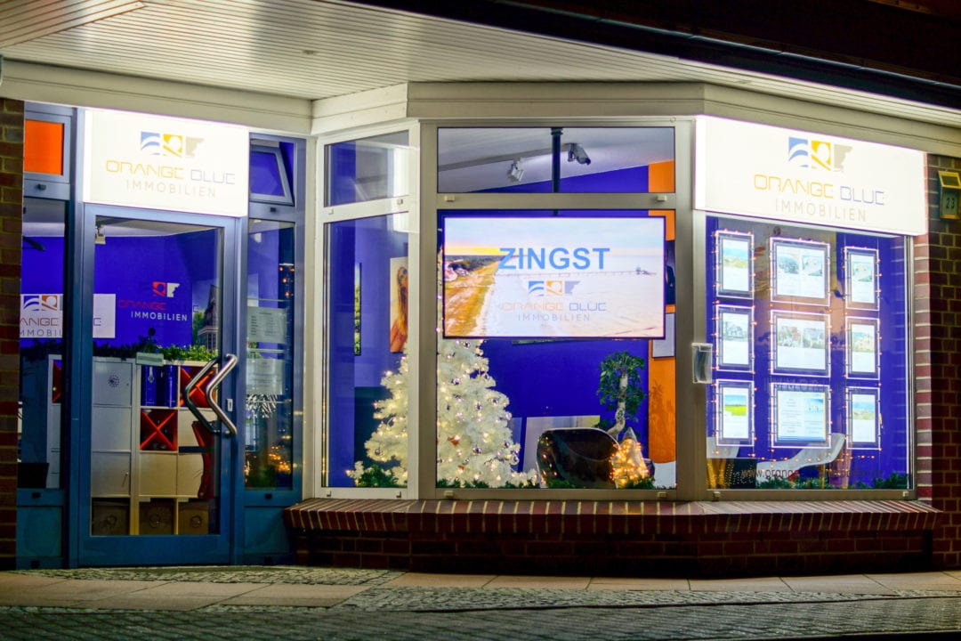 Innovativer Immobilienaushang, ganztägig beleuchtet