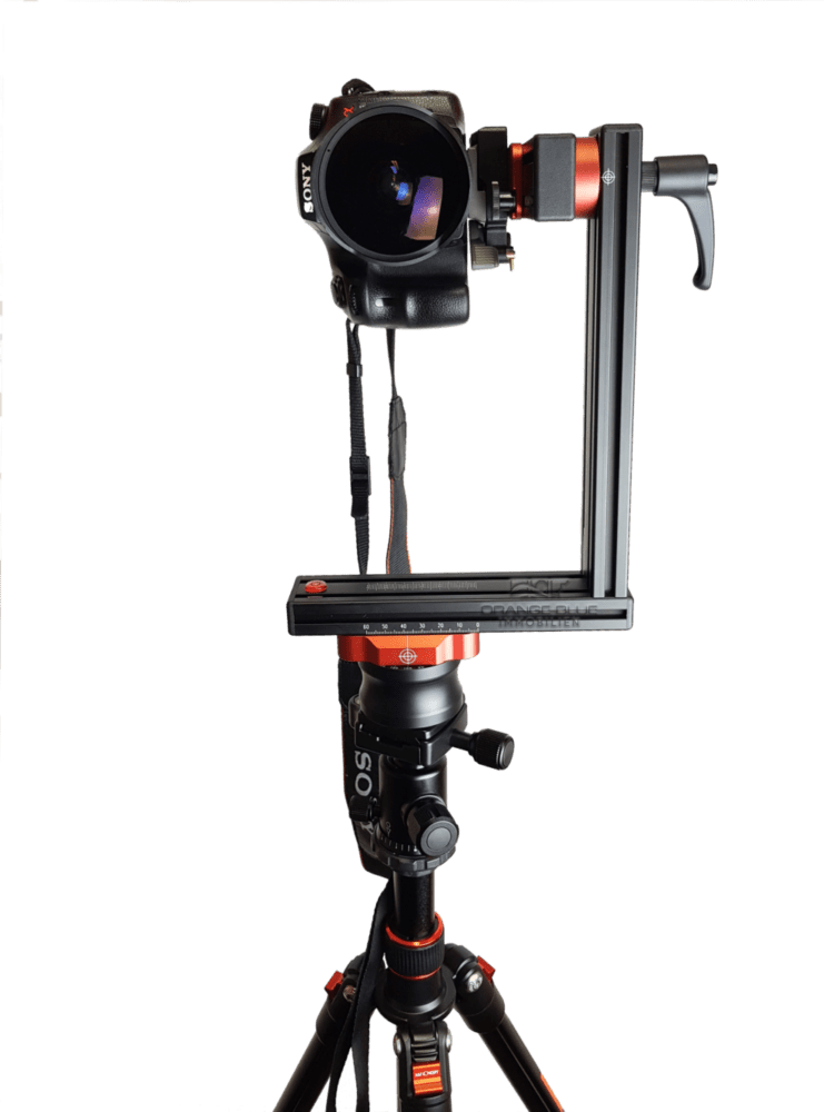 Unsere virtuellen 360° Immobilienrundgänge erstellen wir ausschließlich mit unserer Spiegelreflexkamera, einem Fisheye-Objektiv und dem speziellen Stativaufsatz. Um einen Standpunkt des Rundganges zu erstellen, schneiden wir immer 8 Einzelbilder zu einem 360° Bild zusammen. So erhalten wir die höchstmögliche Auflösung und Tiefenschärfe für unsere gestochen scharfen Immobilienrundgänge.